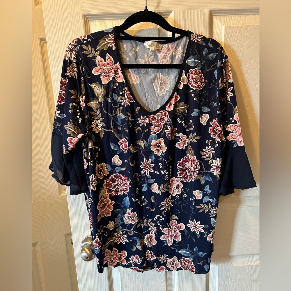 Lavish 2X Blue Floral 3/4 Bell Sleeve Blouse w/V-Neck NWT